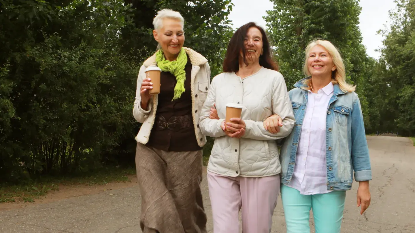 Femmes se baladant ensemble, souriantes